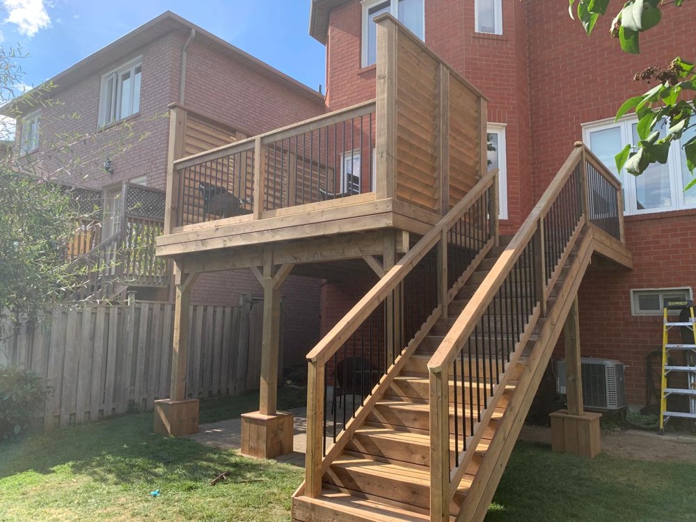 2nd Storey deck w/ steps