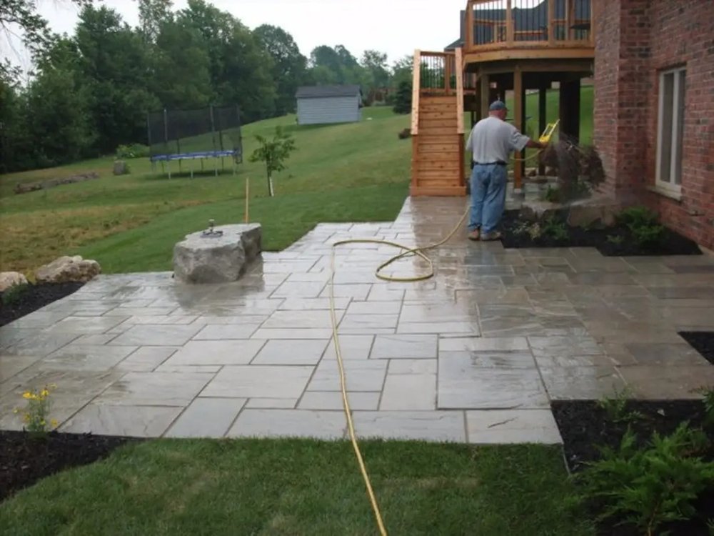 Square-cut Flagstone patio